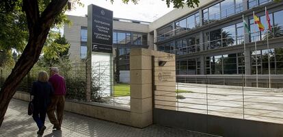 Fachada del Colegio Oficial de Arquitectos t&eacute;cnicos de Sevilla.