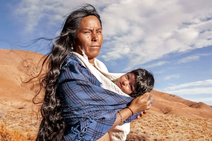 Natividad Valdiviezo posa con su bebé de tres meses, Nahir, en Quebraleña (Argentina). El padre los abandonó cuando nació el niño. Ella vive del pastoreo de cabras, en medio de estas colinas desérticas. 