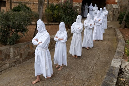 La procesión de La Carrera inicia su marcha por las calles de Villarrín de Campos.