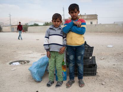 Iac y Mahmoud, 8 y 10 años. Como muchos de sus compañeros, en vez de ir a la escuela, trabajan en el basurero para ganar algo de dinero.