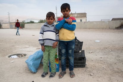 Iac y Mahmoud, 8 y 10 años. Como muchos de sus compañeros, en vez de ir a la escuela, trabajan en el basurero para ganar algo de dinero.