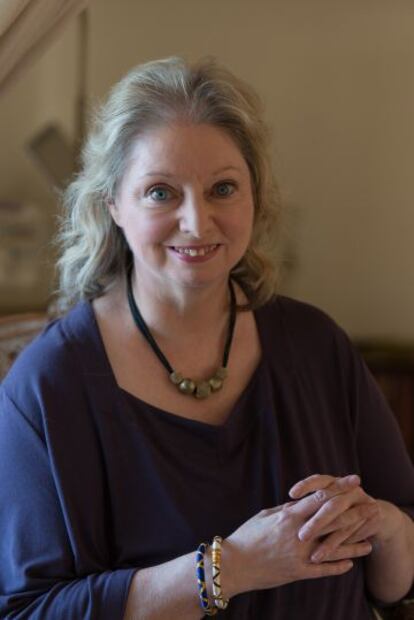 La escritora Hilary Mantel, en su casa de las afueras de Londres.