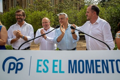 Javier de Andrés (con camisa azul), junto al vicesecretario de Organización de PP, Miguel Tellado (segundo por la izquierda), Carlos Iturgaiz (a la derecha)  e Iñaki Oyarzabal en un acto electoral en Vitoria en julio pasado.