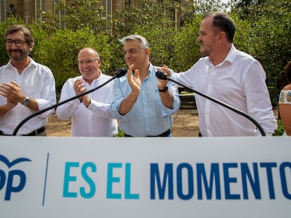 Javier de Andrés (con camisa azul), junto al vicesecretario de Organización de PP, Miguel Tellado (segundo por la izquierda), Carlos Iturgaiz (a la derecha)  e Iñaki Oyarzabal en un acto electoral en Vitoria en julio pasado.