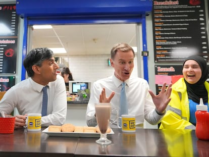 Rishi Sunak y su ministro de Economía, Jeremy Hunt (en el centro de la foto), visitan este miércoles una empresa de material de construcción en Londres.