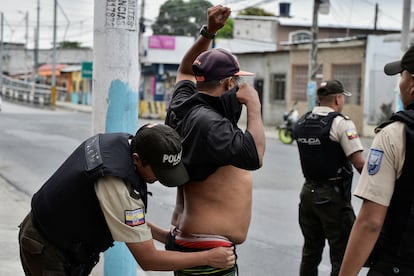 Un policía revisa a un hombre durante un operativo en Guayaquil. 
