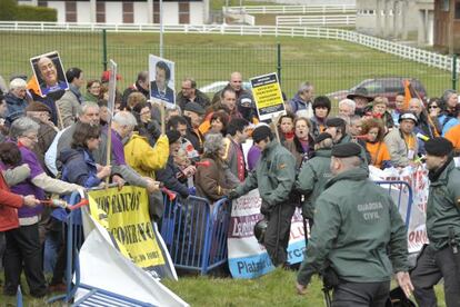 La Guardia Civil vigila a preferentistas concentrados ante un mitin del PP en marzo de 2013 en Silleda