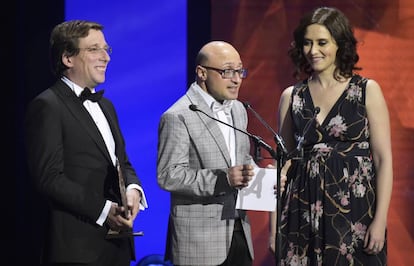 El alcalde de Madrid, José Luis Martínez-Almeida, el actor Jesús Vidal y la presidenta de la Comunidad de Madrid, Isabel Díaz Ayuso, entregando uno de los premios