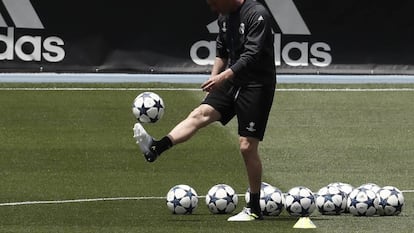 Zidane pelotea en el entrenamiento de este martes en Valdebebas.