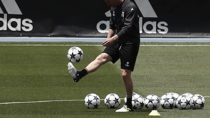 Zidane pelotea en el entrenamiento de este martes en Valdebebas. 