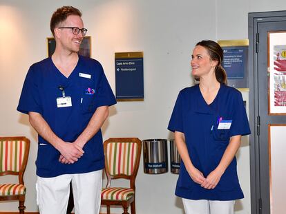 La princesa Sofía Hellqvist con un compañero de trabajo en el hospital al que se ha incorporado
