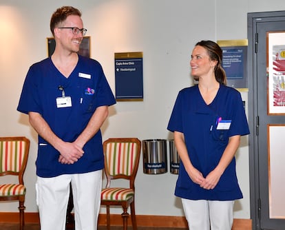 La princesa Sofía Hellqvist con un compañero de trabajo en el hospital al que se ha incorporado