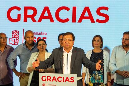 El candidato del PSOE a la presidencia de la Junta de Extremadura, Guillermo Fernández Vara, comparece en la sede socialista en Mérida tras conocerse los resultados en la elecciones.