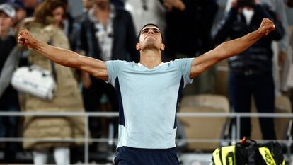 Carlos Alcaraz celebra la victoria contra Korda, este viernes en París.