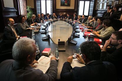 La presidenta del Parlament catalán, Carme Forcadell (c), preside la reunión de la Junta de Portavoces que convocará formalmente el pleno para investir al independentista Carles Puigdemont.
