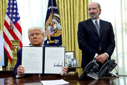 Donald Trump, en el Despacho Oval el pasado 13 de febrero, día en que firmó un decreto, junto al secretario de Comercio, Howard Lutnick, en el que ordenaba la imposición de aranceles recíprocos. 