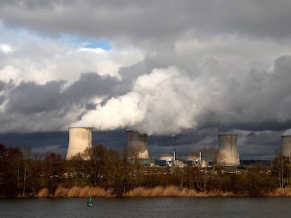 Las cuatro torres de enfriamiento y los reactores de la planta de energía nuclear Electricité de France (EDF) en Cattenom, Francia.