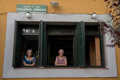 María Jesús López Fraguas (izquierda) y Águeda Rubio, en la Asociación de Vecinos Colonia Obrera.