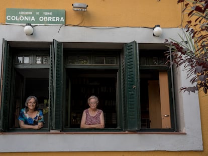 María Jesús López Fraguas (izquierda) y Águeda Rubio, en la Asociación de Vecinos Colonia Obrera.