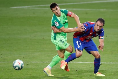 Bustinza (i) presiona a Kike García durante el Eibar-Leganés.