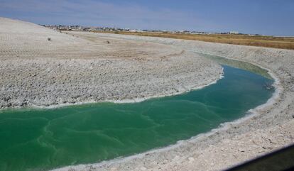 Canal de evacuación de agua que rodea la balsa número dos de fosfoyesos.