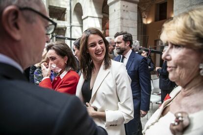 La concejala de Más Madrid en el Ayuntamiento de la capital Rita Maestre (centro) conversa con la expresidenta de la Comunidad de Madrid Esperanza Aguirre y el exalcalde de la ciudad Alberto Ruiz-Gallardón.