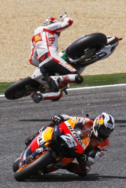 Pedrosa sigue tras una caída de Simoncelli en Estoril.