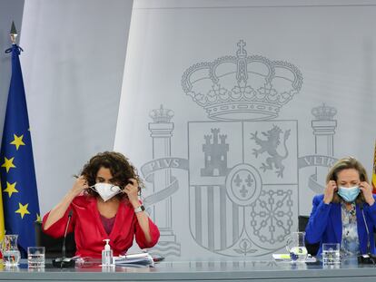 La ministra portavoz y ministra de Hacienda, María Jesús Montero, a la izquierda, y la vicepresidenta tercera y ministra de Asuntos Económicos, Nadia Calviño.