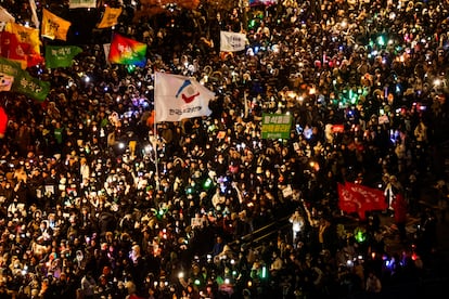 Manifestantes participan en una marcha para pedir la destitución del presidente de Corea del Sur cerca de la Asamblea Nacional en Seúl, este sábado.