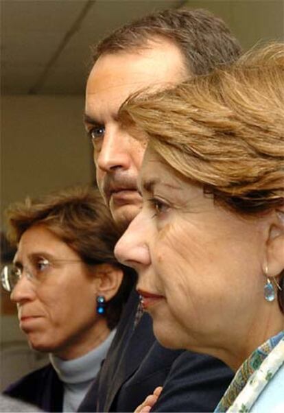 José Luis Rodríguez Zapatero, acompañado de la ministra de Fomento, Magdalena Álvarez (a la derecha), y la directora general de Protección Civil, Celia Abenza.