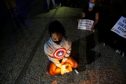 Una joven participa en una protesta exigiendo seguridad para las mujeres, justicia para las víctimas de violación en Brasil