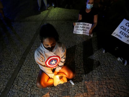 Una joven participa en una protesta exigiendo seguridad para las mujeres, justicia para las víctimas de violación en Brasil