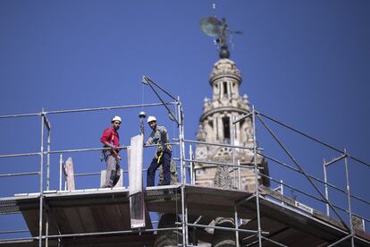 España ha vuelto a crear más de medio millón de puestos de trabajo en un año. En la imagen, dos obreros en un andamio en las labores de rehabilitación de la fachada de la Catedral de Sevilla.