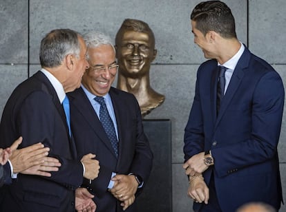 De izquierda a derecha: el presidente portugués, Marcelo Rebelo de Sousa, el primer ministro portugués, Antonio Costa, y el futbolista portugués Cristiano Ronaldo, junto al famoso busto en el Aeropuerto Cristiano Ronaldo de Madeira (Portugal).