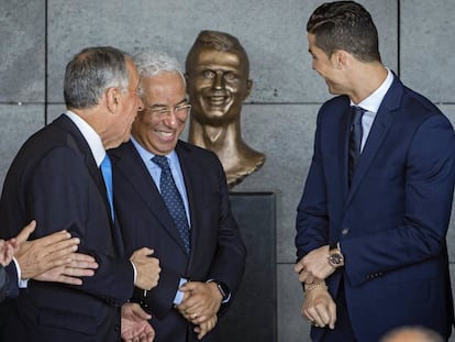 El presidente portugués, Marcelo Rebelo de Sousa, bromea con el primer ministro, Antonio Costa, ante el futbolista  Cristiano Ronaldo en el aeropuerto de Madeira en 2017.