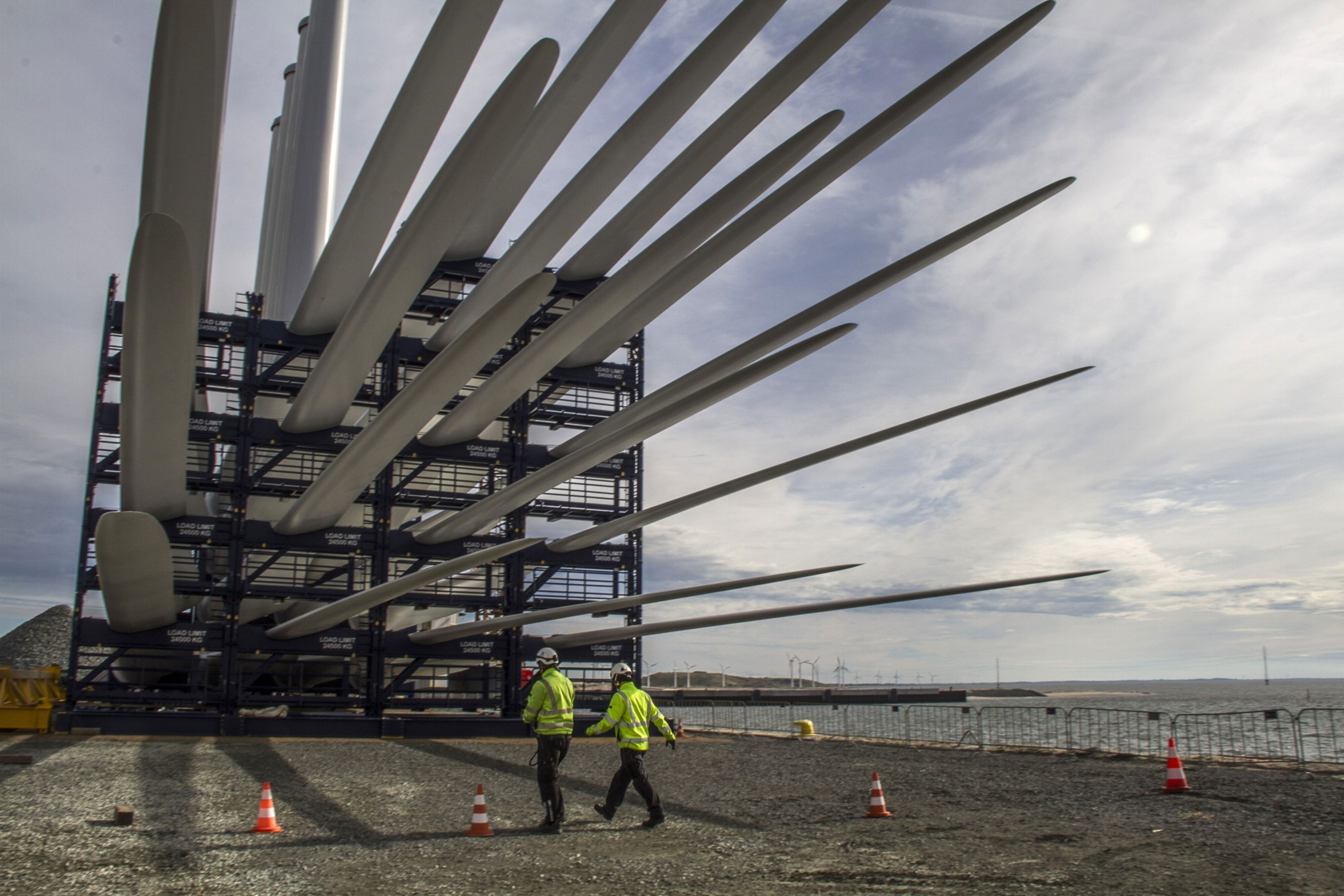 Palas de turbinas eólicas de Vestas, en una instalación de la compañía en Esbjerg (Dinamarca).