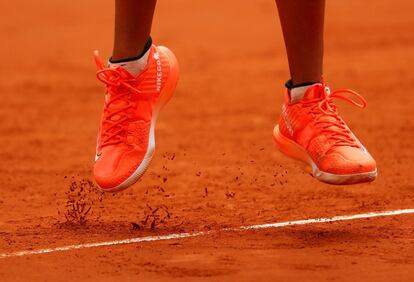 Detalle de las zapatillas de la tenista japonesa Naomi Osaka durante el partido frente a Aliaksandra Sasnovich en Mutua Madrid Open.