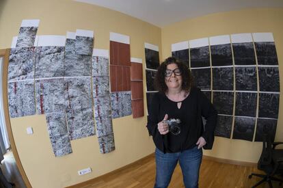 La artista conceptual Ann Burke Daly, en su estudio con algunas de sus imágenes.