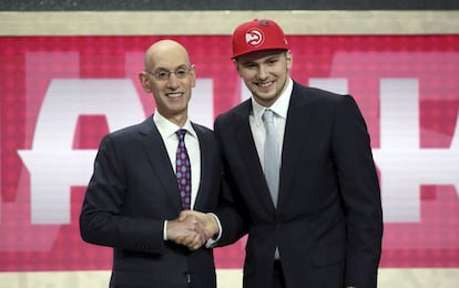 Adam Silver felicita a Doncic, tras ser elegido tercero en el 'draft' de 2018.