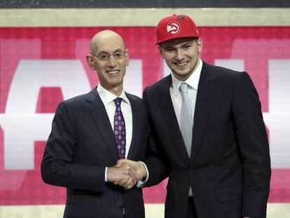 Adam Silver felicita a Doncic, tras ser elegido tercero en el 'draft' de 2018.