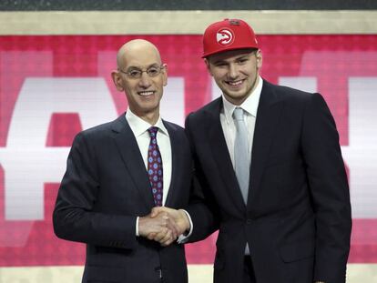 Adam Silver felicita a Doncic, tras ser elegido tercero en el draft.