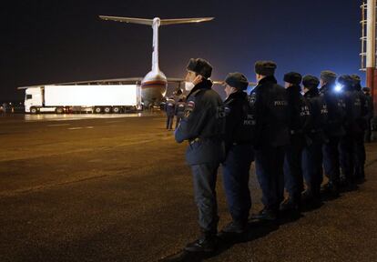 Momento en que cargan los cuerpos de las víctimas del accidente de avión en San Petersburgo, Rusia.