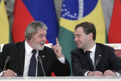 El presidente brasileño, Luiz Inácio Lula da Silva (izquierda), y su homólogo ruso, Dmitri Medvédev, el viernes en Moscú.