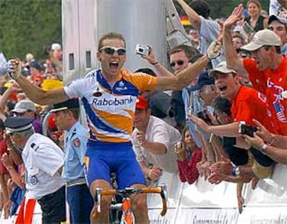Karsten Kroon celebra su triunfo en la octava etapa del Tour.