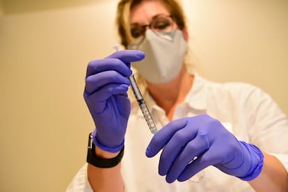 Una sanitaria prepara una vacuna de Johnson & Johnson durante los ensayos, en una imagen facilitada por la compañía.