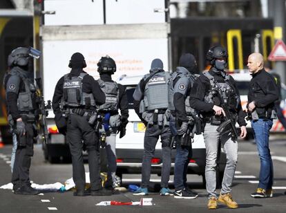El primer ministro de Holanda, Mark Rutte, ha anulado la reunión que estaba manteniendo con miembros de la coalición de Gobierno. El mandatario ha declarado que se siente "muy preocupado". En la imagen, agentes de policía armados vigilan la plaza del 24 de Octubre.