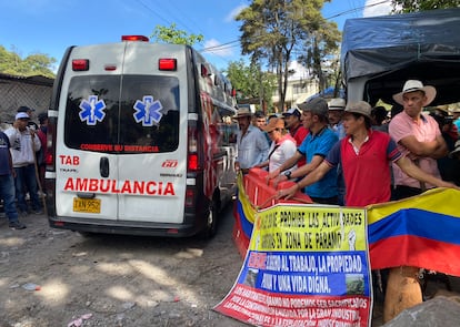 Campesinos bloquean la vía entre Bucaramanga y Bogotá, en Los Curos, el 24 de octubre de 2024.