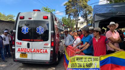 Campesinos bloquean la vía entre Bucaramanga y Bogotá, en Los Curos, el 24 de octubre de 2024.