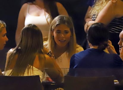 Ana Soria, actual pareja de Enrique Ponce, en el centro con un grupo de amigas.