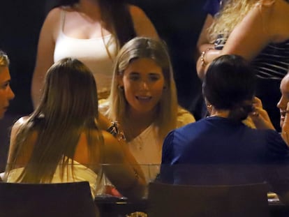 Ana Soria, actual pareja de Enrique Ponce, en el centro con un grupo de amigas.